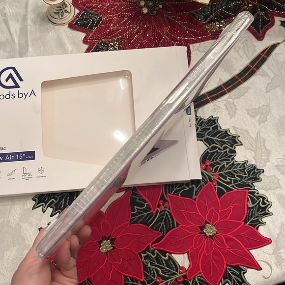 Brand New MacBook Air 15" Clear Hard Case w/ Screen Protector & Webcam Cover - Picture 9 of 16